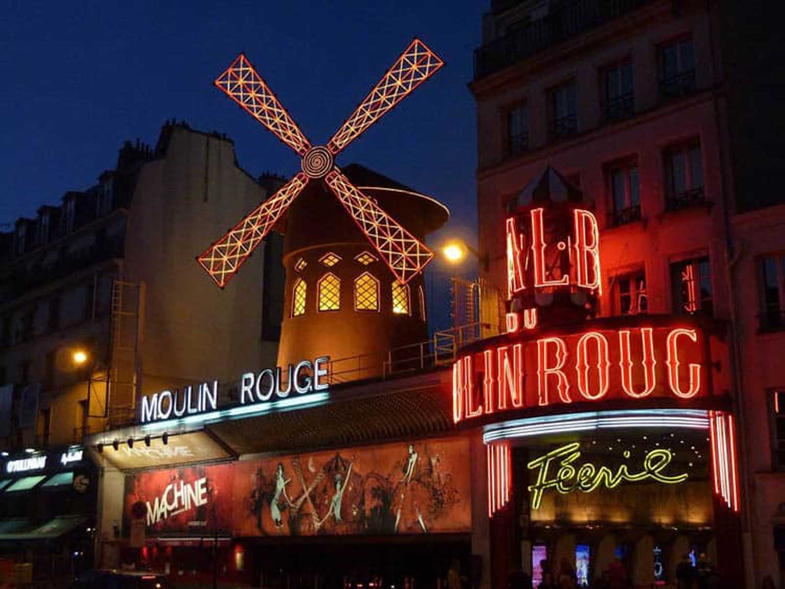 where to stay in paris moulin rouge