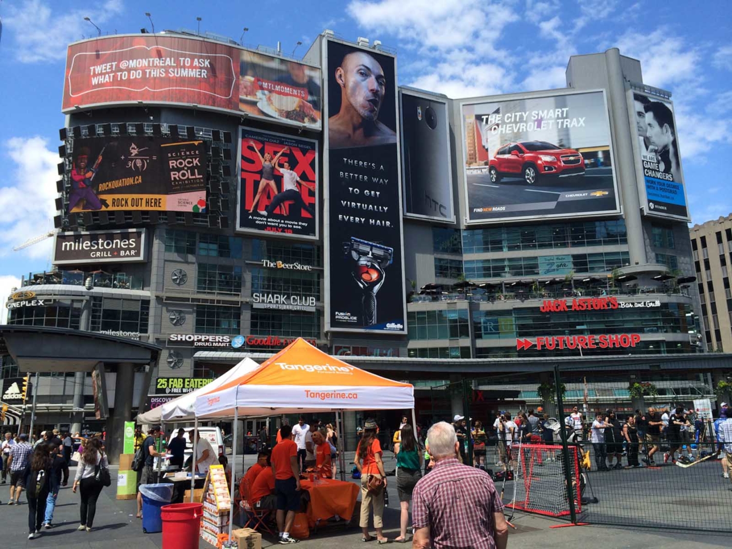 toronto in one day dundas square